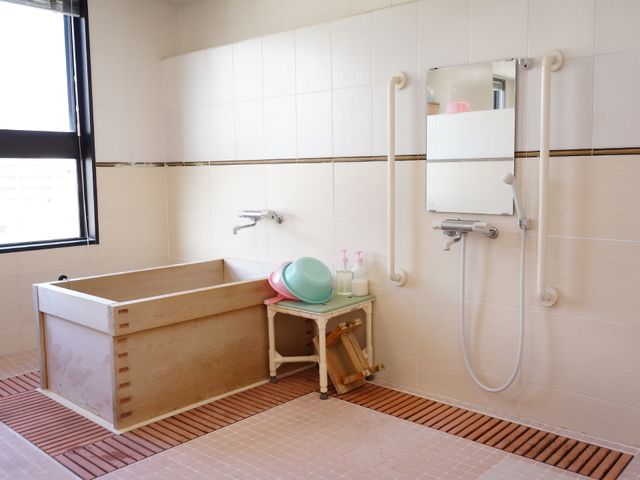 バリアフリー浴室設備 浴室 手すりや座面が備えられ安全に配慮された清潔な浴室です。充実した設備で快適なバスタイムをサポートします。