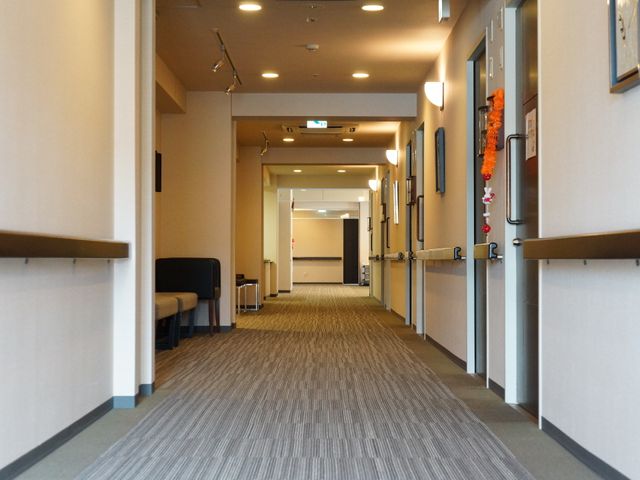 明るい廊下の一望 通路 ゆとりある広さの心地よい廊下です。手すりが設置されており、安全に移動いただける環境が整っています。