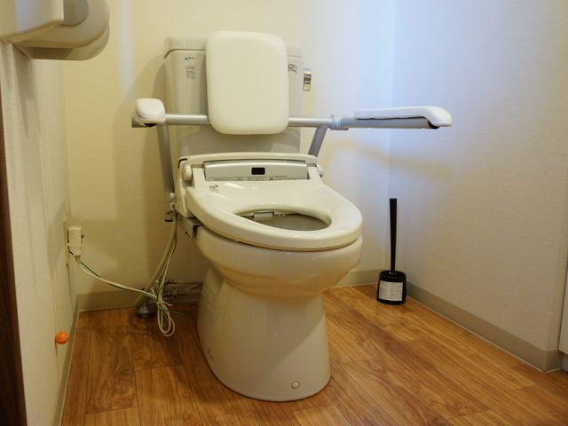 バリアフリートイレ設備 トイレ 手すりが付いた清潔なトイレです。安全に配慮された設計で皆様の快適な生活をサポートします。