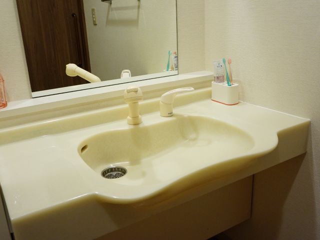 清潔感ある洗面台 洗面台 ゆとりのある洗面スペースは毎日のご利用に配慮され、手入れも行き届いています。快適な生活をサポートする設備が整っております。