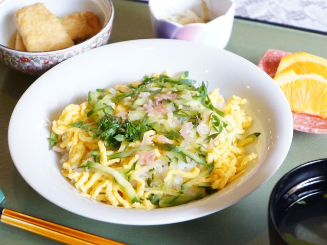 カラフルな和食の一皿 食事 彩り豊かな和食が並べられており、栄養バランスに配慮した食事提供を心がけております。