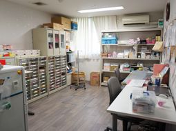 整理整頓された薬局部屋