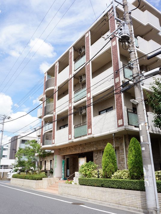 緑あふれる建物のエントランス