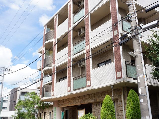 緑あふれる建物のエントランス 外観 心地よい緑に囲まれたエントランスは、来訪者を暖かく迎え入れます。清潔感のあるこの空間で、快適な仕事環境が期待できます。