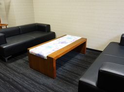ソファとテーブルのあるラウンジ