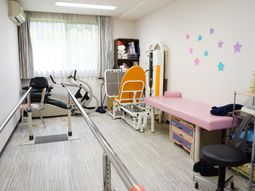 リハビリ機器が揃った部屋