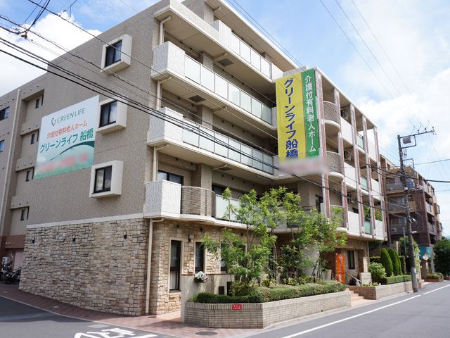明るい外観の建物 建物 ゆったりとした道路に面した開放感のある外観です。周囲の自然と調和した設計で、安らぎを感じられる環境が整っています。