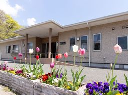 色とりどりの花と建物外観