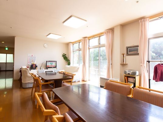 共有スペースの明るい部屋