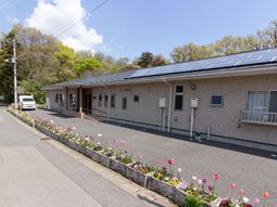 花壇がある建物正面