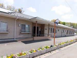 外観と花壇の施設