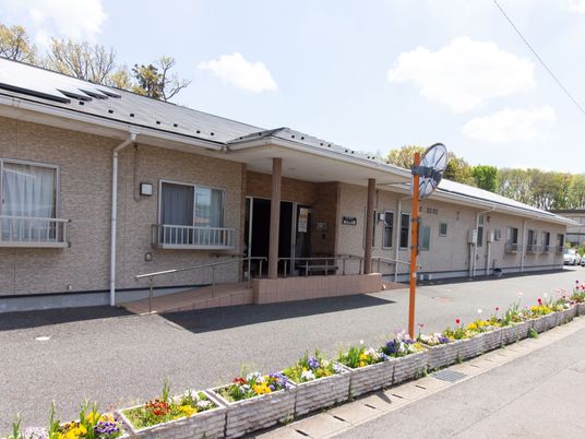 外観と花壇の施設