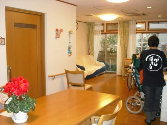 居室のダイニングテーブル