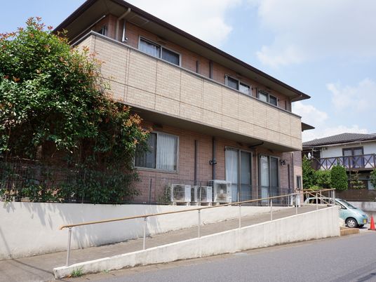 明るい建物の外観