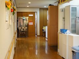 暖かみのある廊下の様子