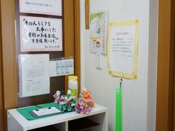 掲示物と机のあるコーナー