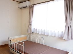 居室のベッドと窓