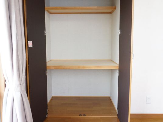 整頓された居室のクローゼット