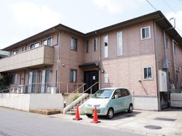 レンガ色の建物の外観