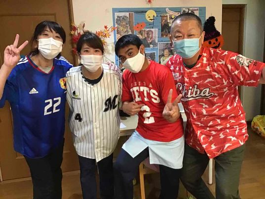 仲良くポーズを取る人々