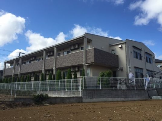 明るい外観の建物