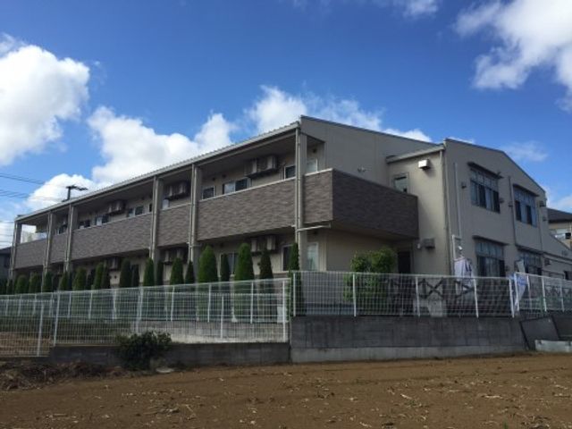 明るい外観の建物