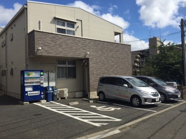 外観の建物と駐車場