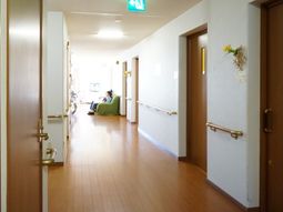 温かみのある廊下と人