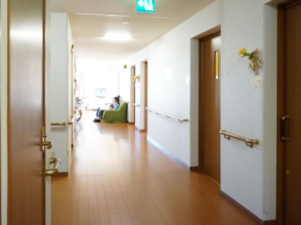 温かみのある廊下と人