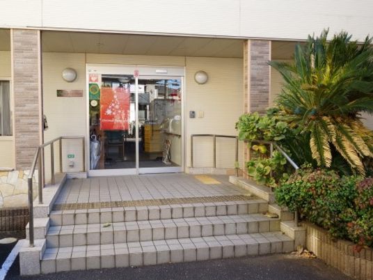 施設入口と植栽