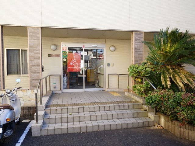 エントランスと緑の植栽