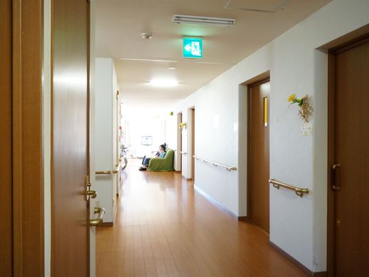 清潔な廊下とリラックス空間
