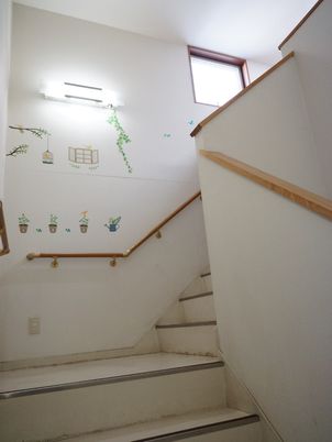 白壁に描かれた植物の装飾