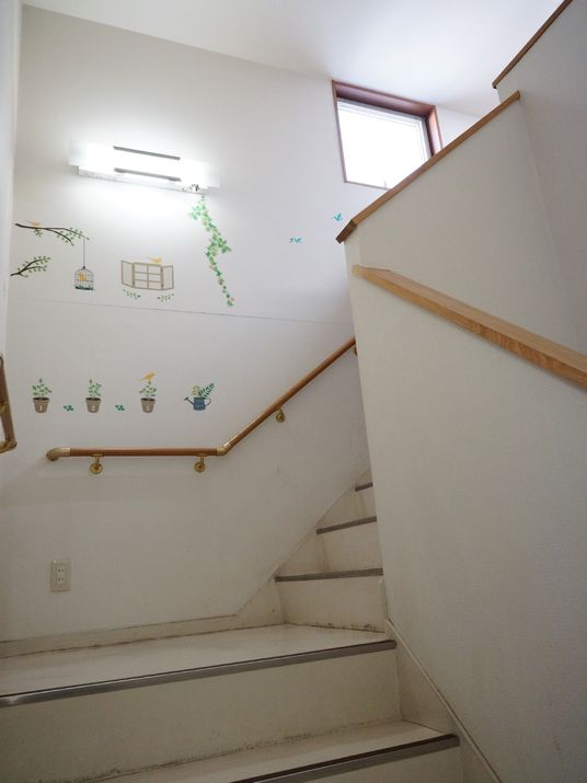 白壁に描かれた植物の装飾