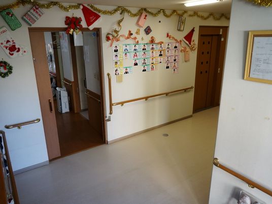 廊下と案内板の様子