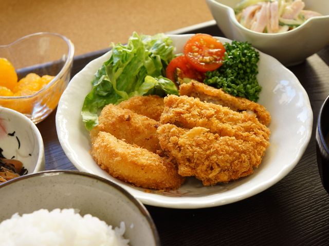 揚げ物と野菜の和食セット
