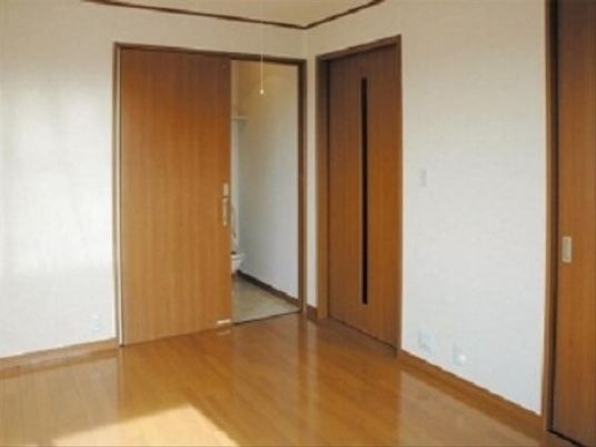 明るい居室の一角