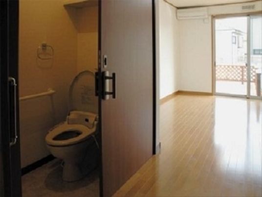 清潔なトイレと広い廊下