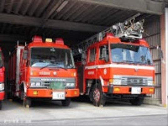 消防車並ぶ車庫