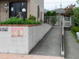 エントランスへのスロープ