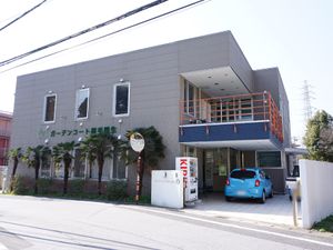 モダンな外観の建物
