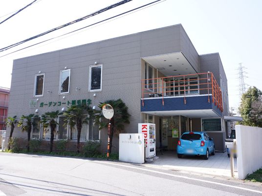 モダンな外観の建物