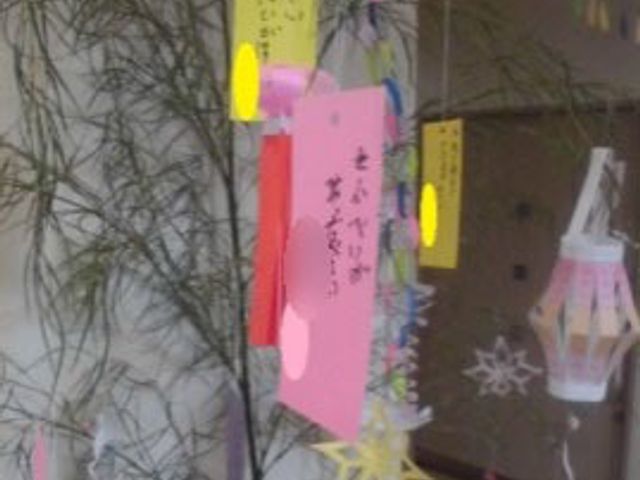 七夕飾りがある廊下 レクリエーション風景 廊下に色とりどりの七夕飾りが飾られ、季節の行事を楽しむ温かな雰囲気が漂います。利用者の方々の心にも明るさをもたらします。