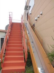 赤い階段と手すりの外観