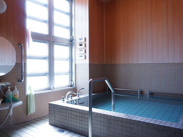 浴室の清潔な空間 浴室1 広々とした明るい浴室は、清潔感があり、リラックスしてご使用いただける設計です。
