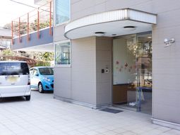 明るいエントランスの外観