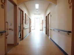 廊下の明るいイメージ