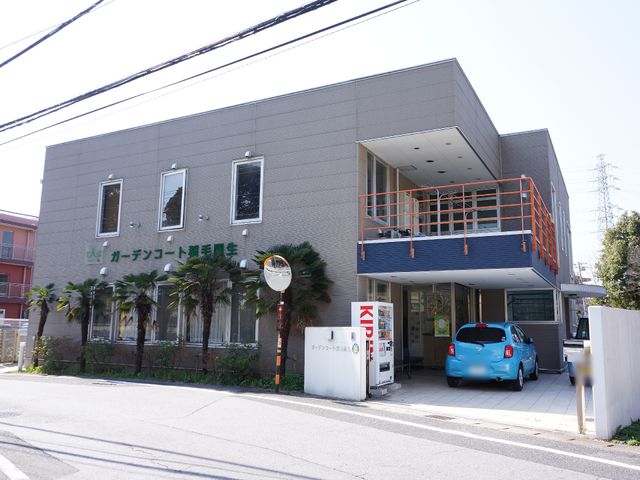 モダンな建物の外観 大きなバルコニー 清潔感のあるモダンな建物外観です。広々とした入口は来訪者を歓迎し、働きやすい環境が整っています。