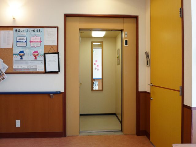 廊下の明るい入口 エレベーター 広くて明るい廊下の出入り口には、バリアフリー設計がなされ、様々なニーズに対応しています。