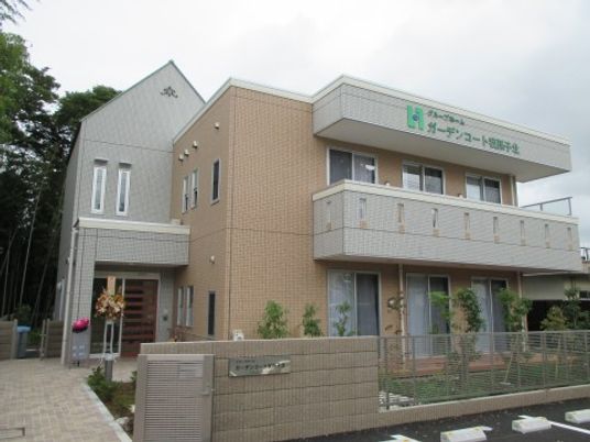 明るい外観の建物